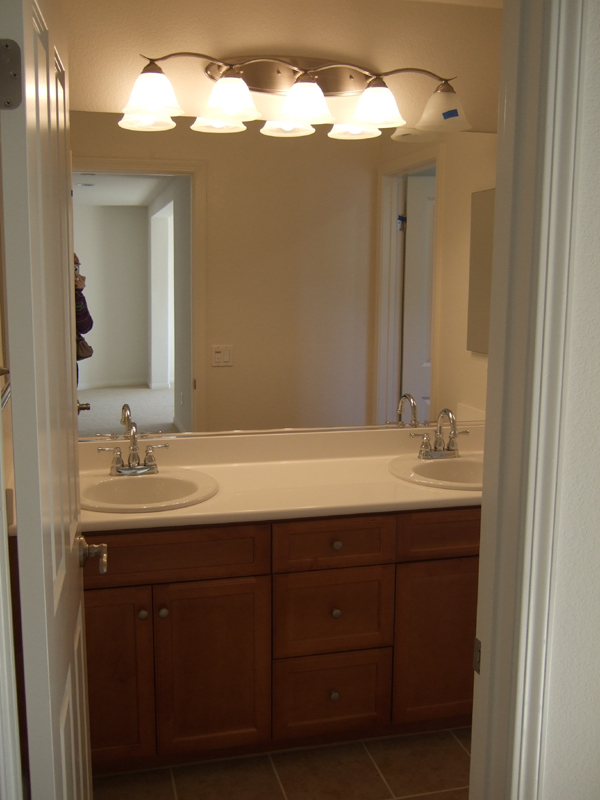upstairsguestbath.jpg